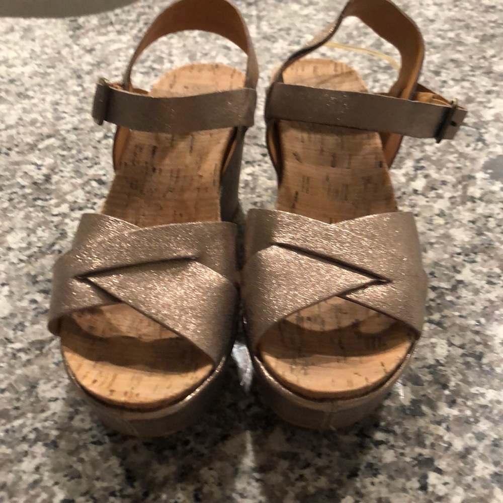 Kork Ease shimmer gold platforms